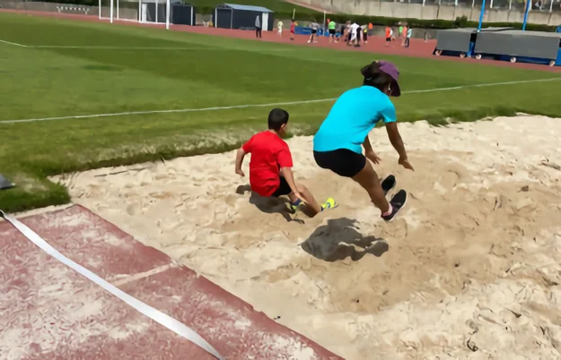 Prova de relleus a la passada edició de la Trobada Comarcal d’Atletisme de Primària a Gavà del curs 24-25